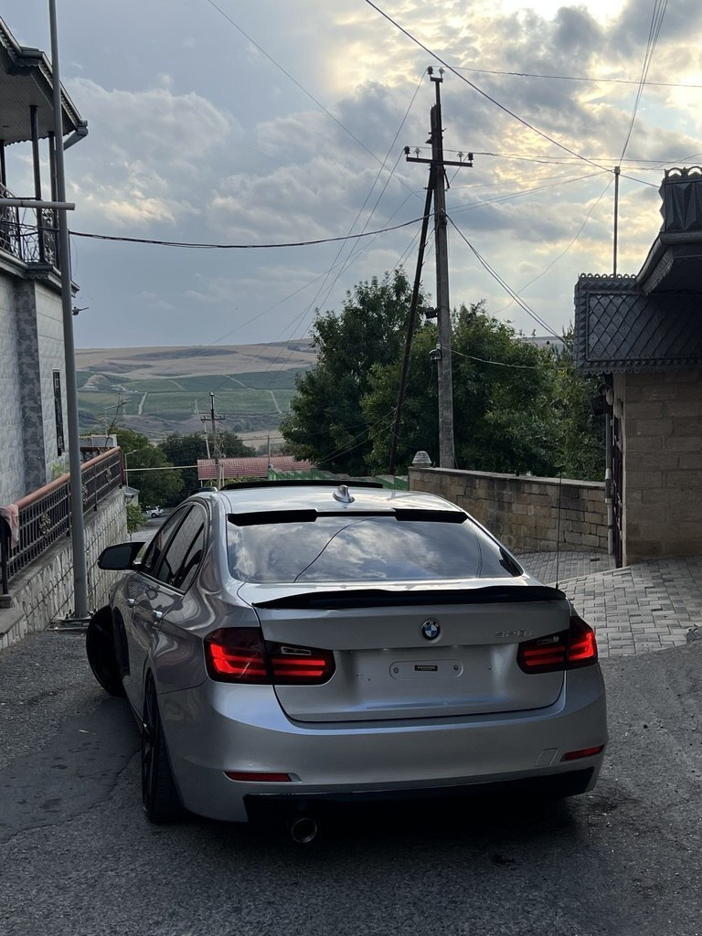 2015 BMW 330, 2.0L, 310000km - Image 4