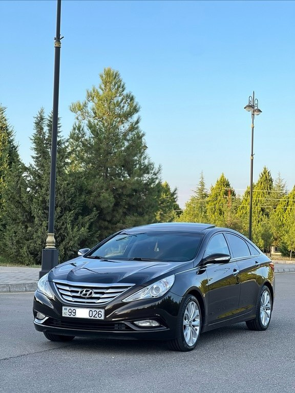 2010 Hyundai Sonata, 2.0L, 251000km - Image 1
