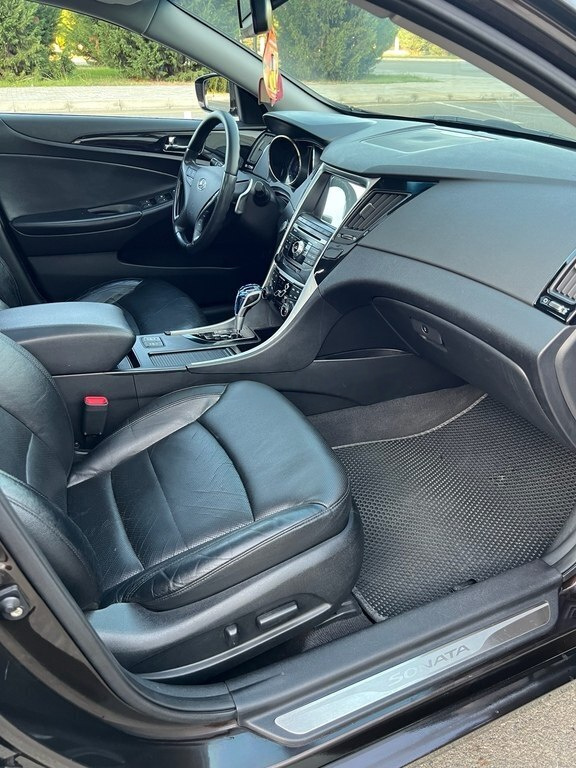 2010 Hyundai Sonata, 2.0L, 251000km - Image 12