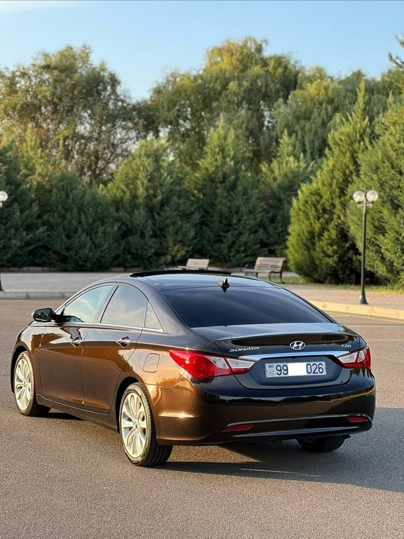 2010 Hyundai Sonata, 2.0L, 251000km - Image 5