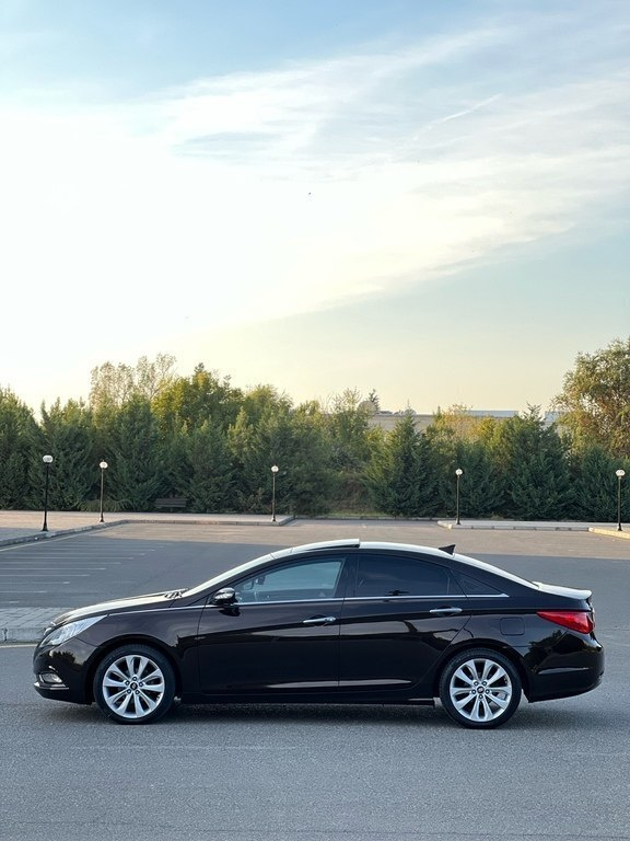 2010 Hyundai Sonata, 2.0L, 251000km - Image 8