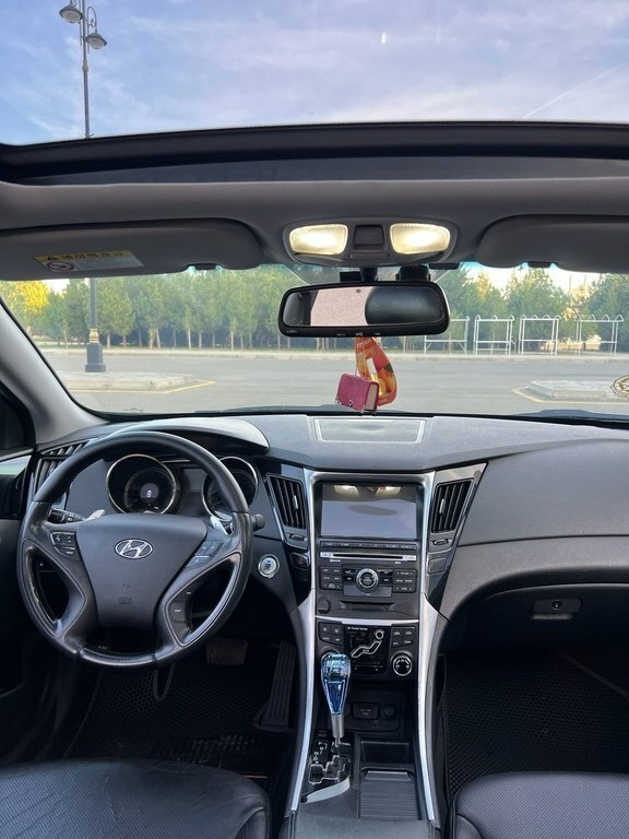 2010 Hyundai Sonata, 2.0L, 251000km - Image 10
