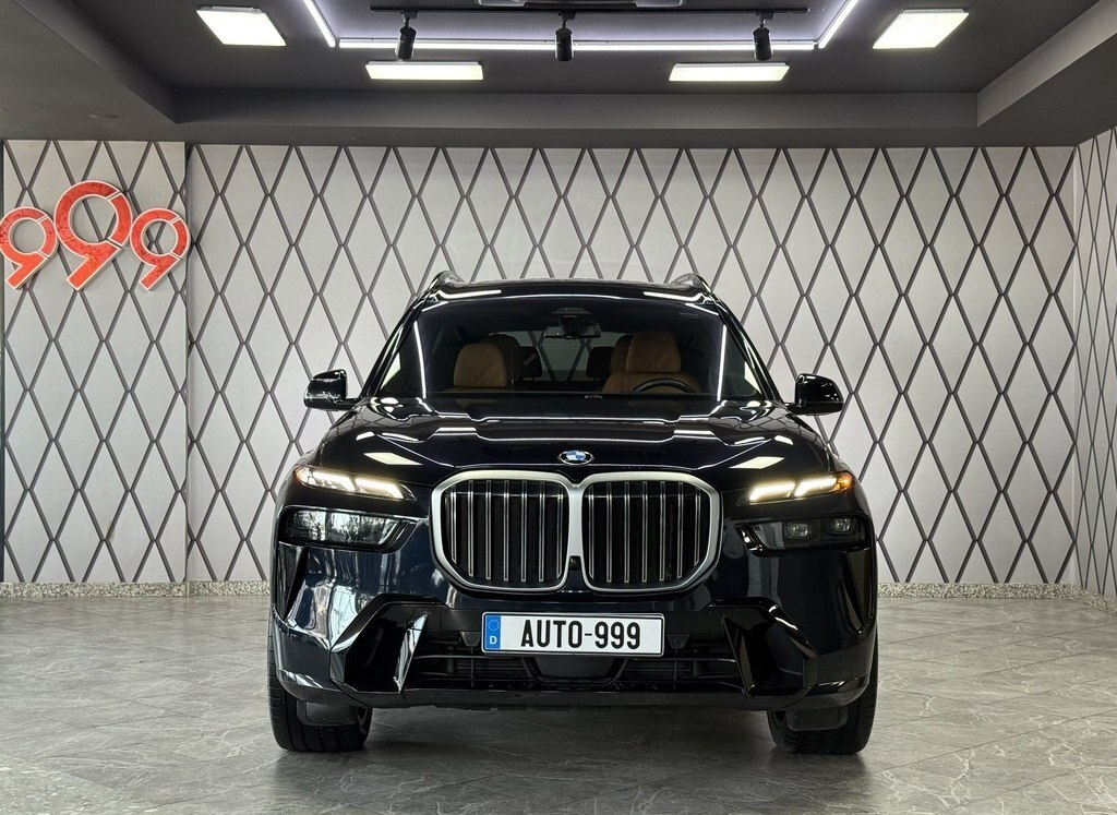 2023 BMW X7, 3.0L, 53800km - Image 1