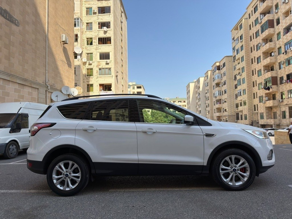 2017 Ford Escape, 1.5L, 129000km - Image 4