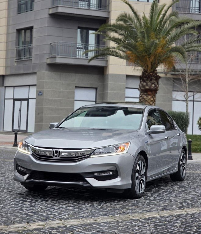 2017 Honda Accord, 2.0L, 246000km - Image 2