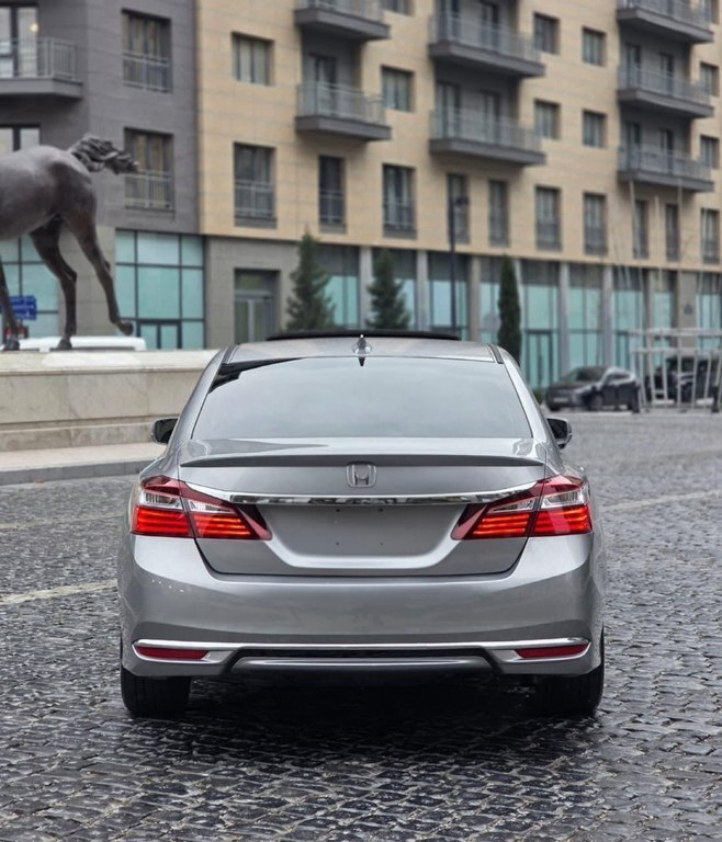 2017 Honda Accord, 2.0L, 246000km - Image 5