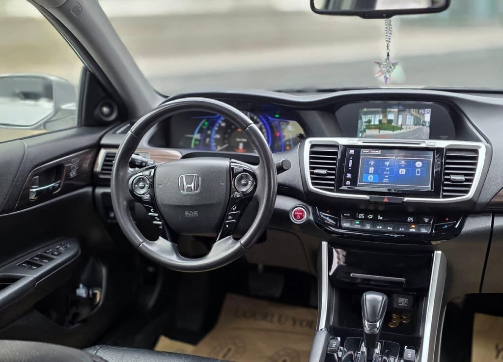 2017 Honda Accord, 2.0L, 246000km - Image 9