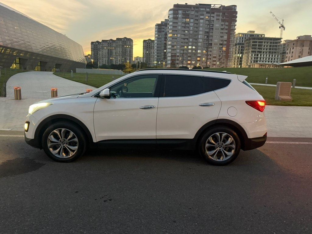 2015 Hyundai Santa Fe, 2.0L, 240000km - Image 2