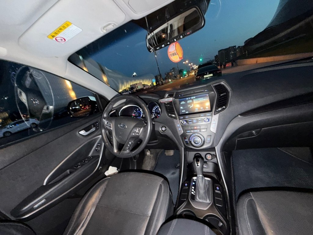 2015 Hyundai Santa Fe, 2.0L, 240000km - Image 11