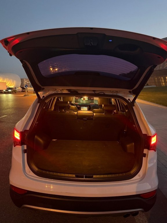 2015 Hyundai Santa Fe, 2.0L, 240000km - Image 12