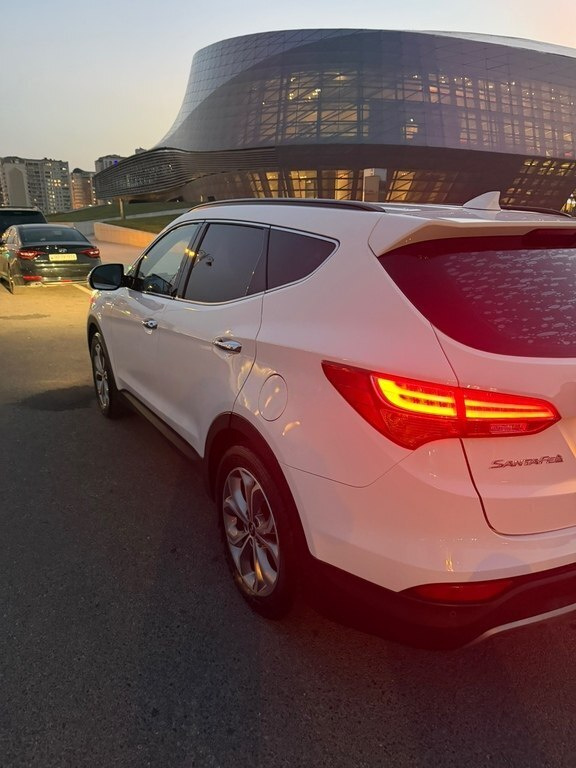 2015 Hyundai Santa Fe, 2.0L, 240000km - Image 4