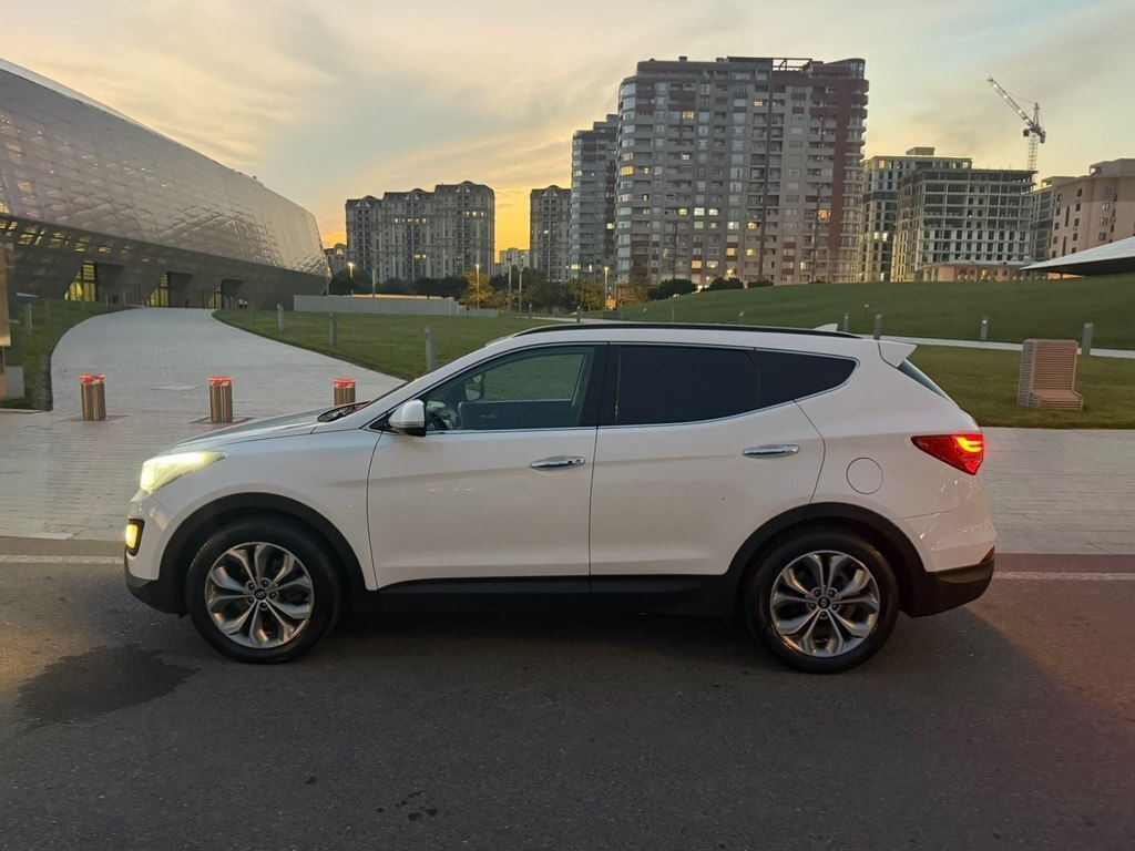 2015 Hyundai Santa Fe, 2.0L, 240000km - Image 5