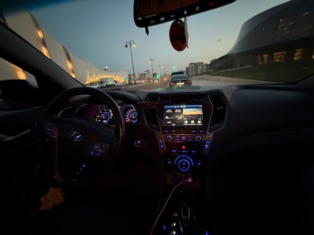 2015 Hyundai Santa Fe, 2.0L, 240000km - Image 7