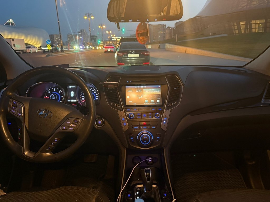 2015 Hyundai Santa Fe, 2.0L, 240000km - Image 9