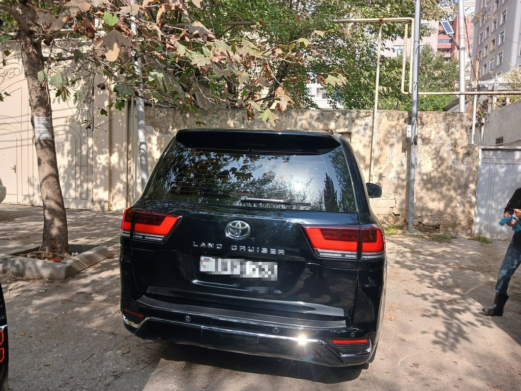 2012 Toyota Land Cruiser, 4.6L, 212000km - Image 2