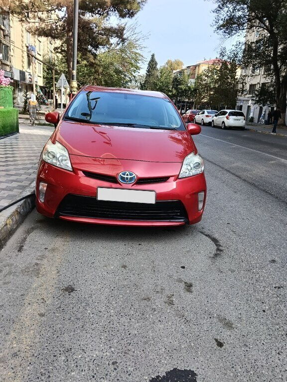 2015 Toyota Prius, 1.8L, 401602km - Image 1