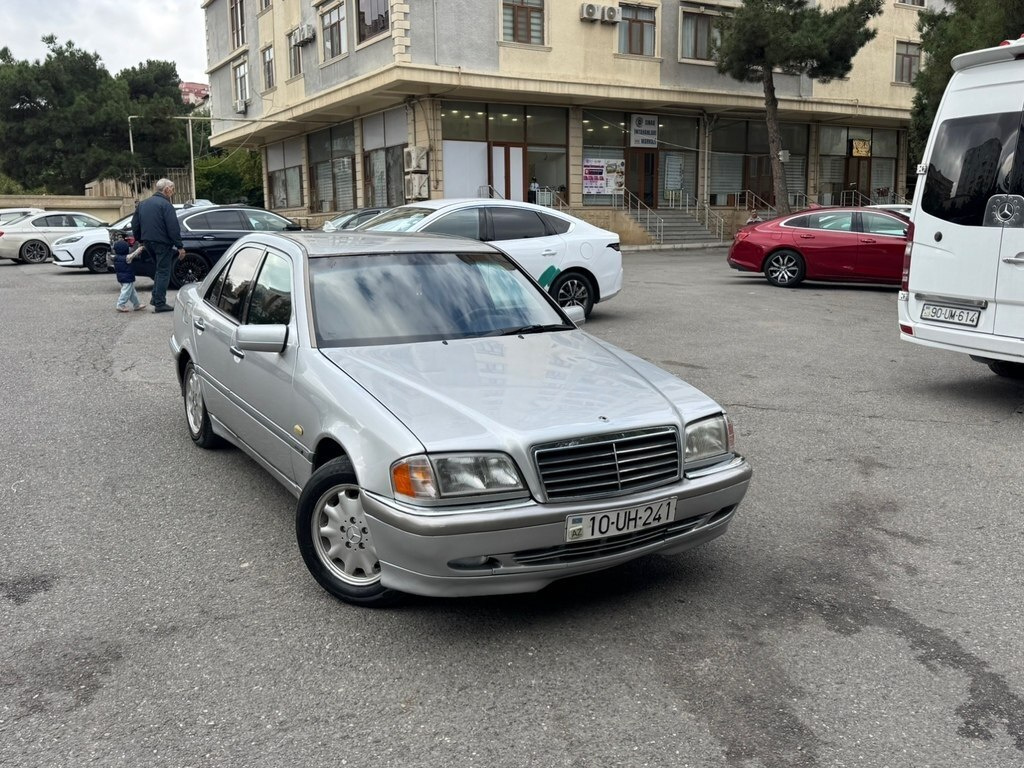 1998 Mercedes C 240, 2.4L, 348888km - Image 1