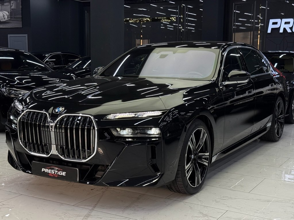 2023 BMW 740, 3.0L, 22000km - Image 1