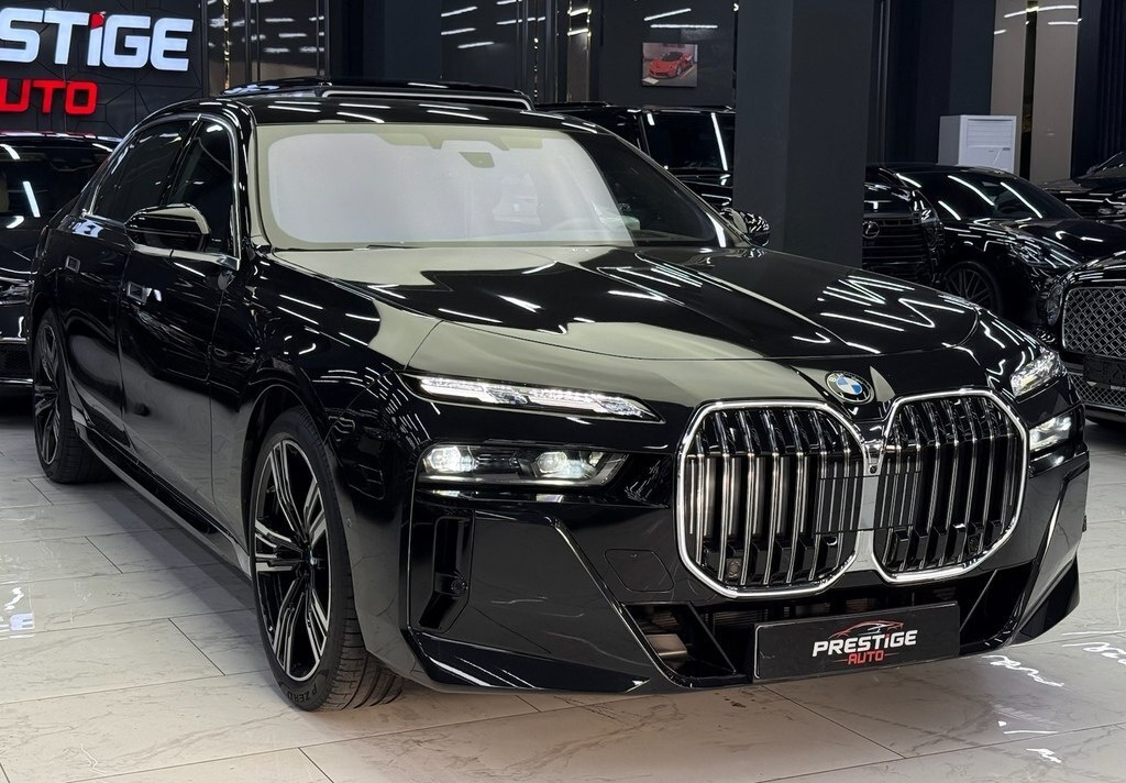2023 BMW 740, 3.0L, 22000km - Image 2