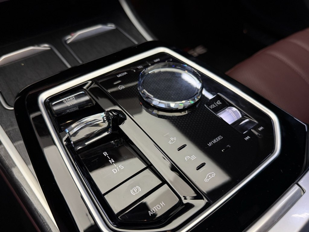 2023 BMW 740, 3.0L, 22000km - Image 13