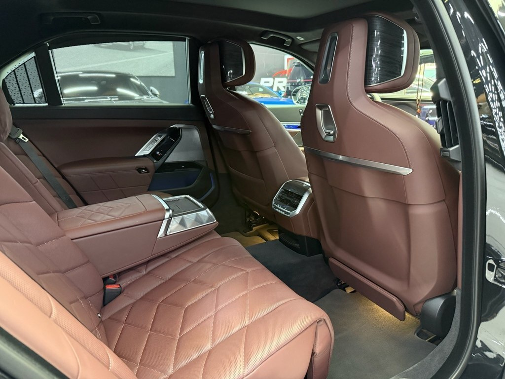 2023 BMW 740, 3.0L, 22000km - Image 16