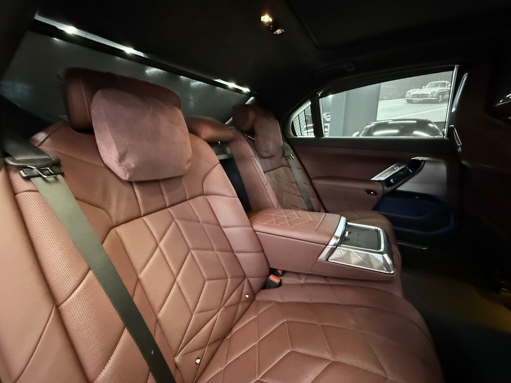 2023 BMW 740, 3.0L, 22000km - Image 17