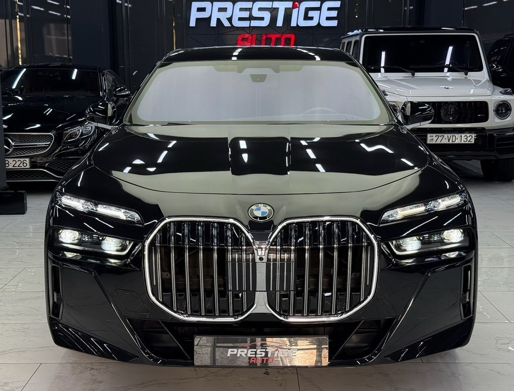 2023 BMW 740, 3.0L, 22000km - Image 3