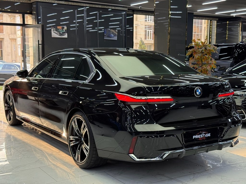 2023 BMW 740, 3.0L, 22000km - Image 5