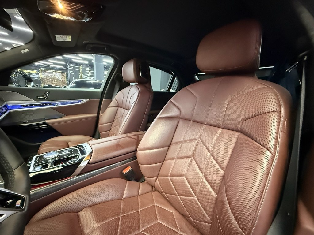 2023 BMW 740, 3.0L, 22000km - Image 8