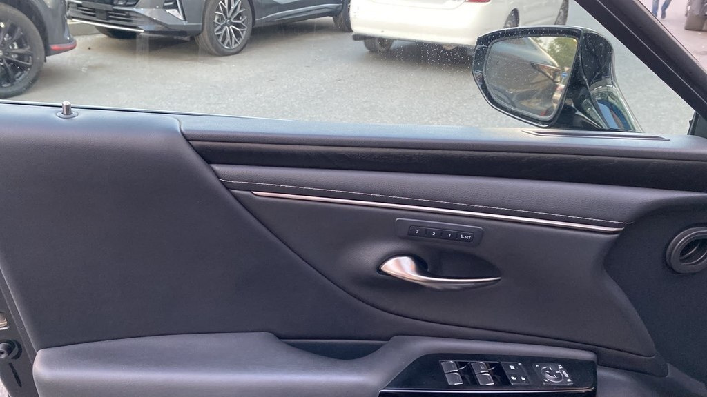 2021 Lexus ES 300h, 2.5L, 109123km - Image 5