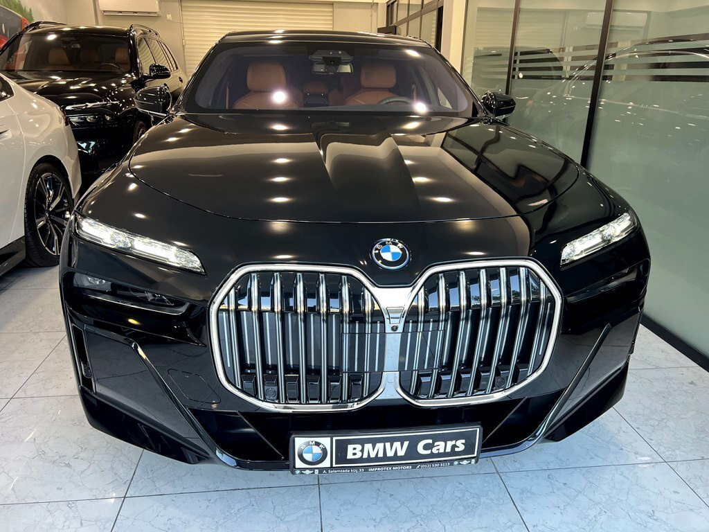 2024 BMW 750e, 3.0L, 32000km - Image 1