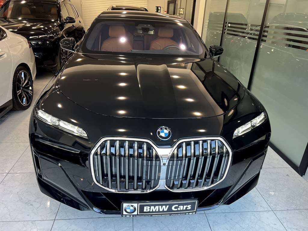 2024 BMW 750e, 3.0L, 32000km - Image 2