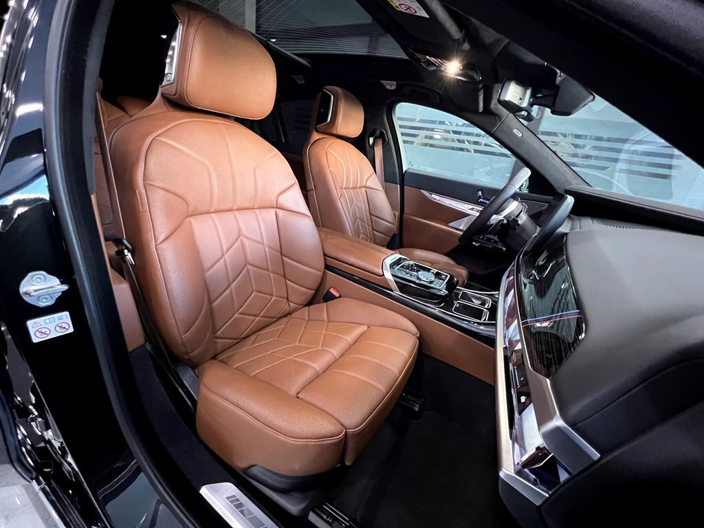2024 BMW 750e, 3.0L, 32000km - Image 11