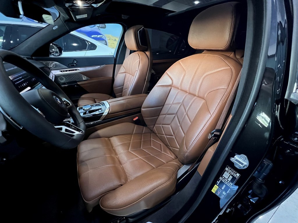 2024 BMW 750e, 3.0L, 32000km - Image 12