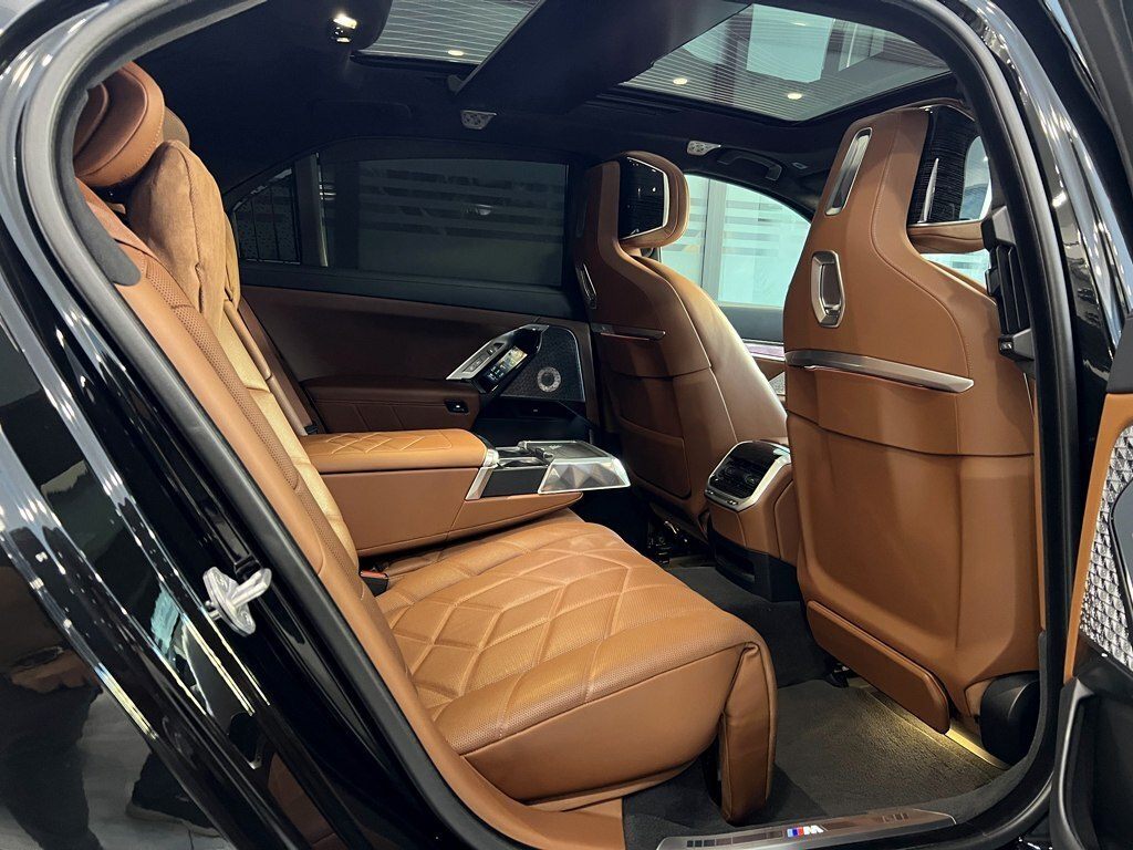 2024 BMW 750e, 3.0L, 32000km - Image 15