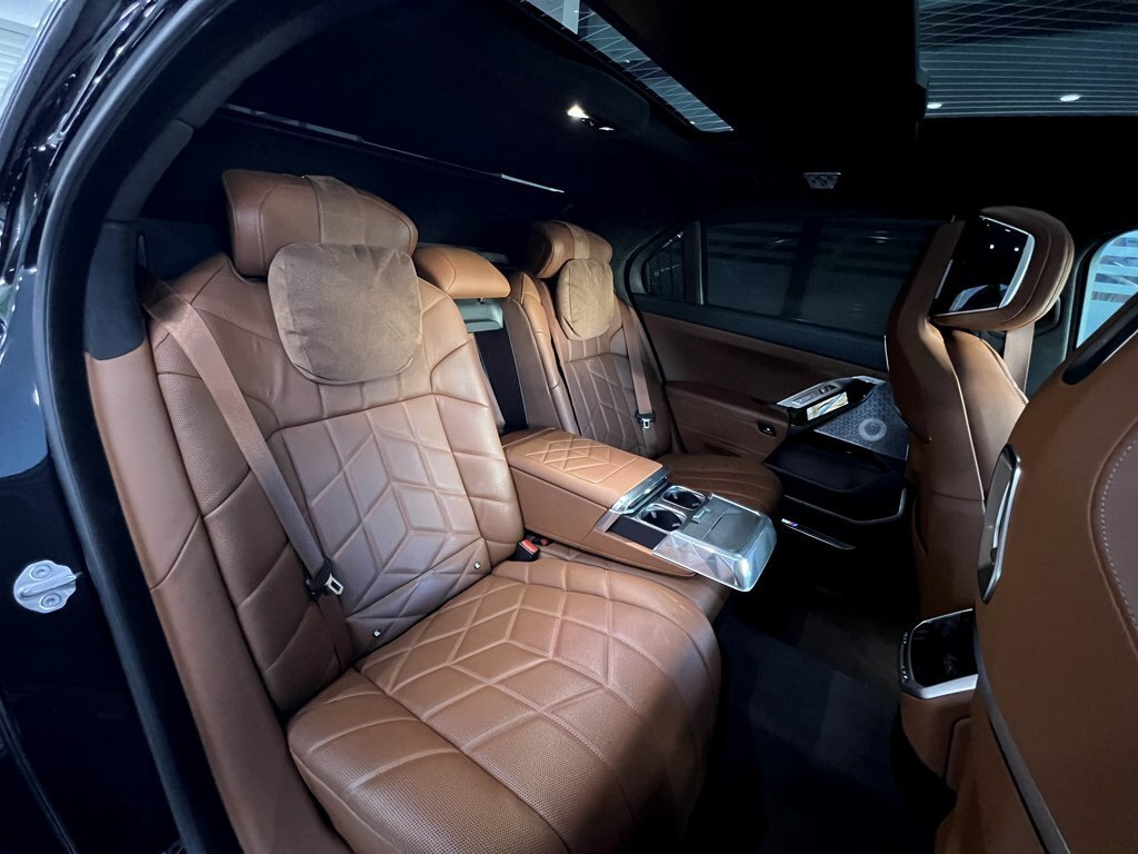 2024 BMW 750e, 3.0L, 32000km - Image 16