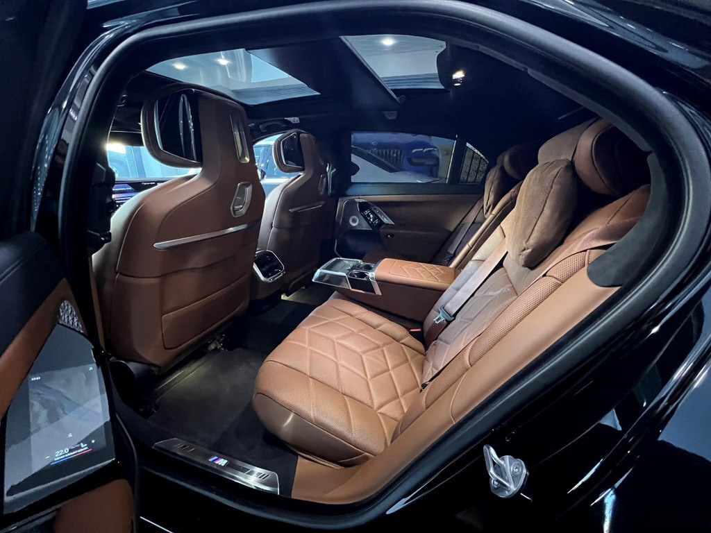 2024 BMW 750e, 3.0L, 32000km - Image 17