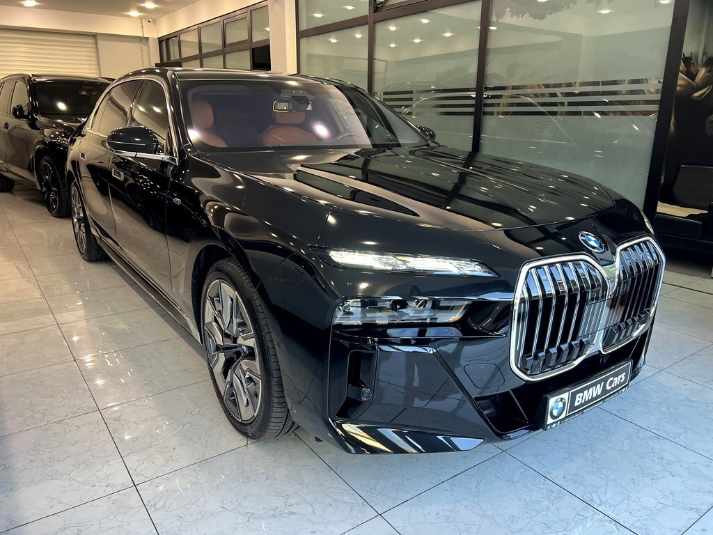 2024 BMW 750e, 3.0L, 32000km - Image 3