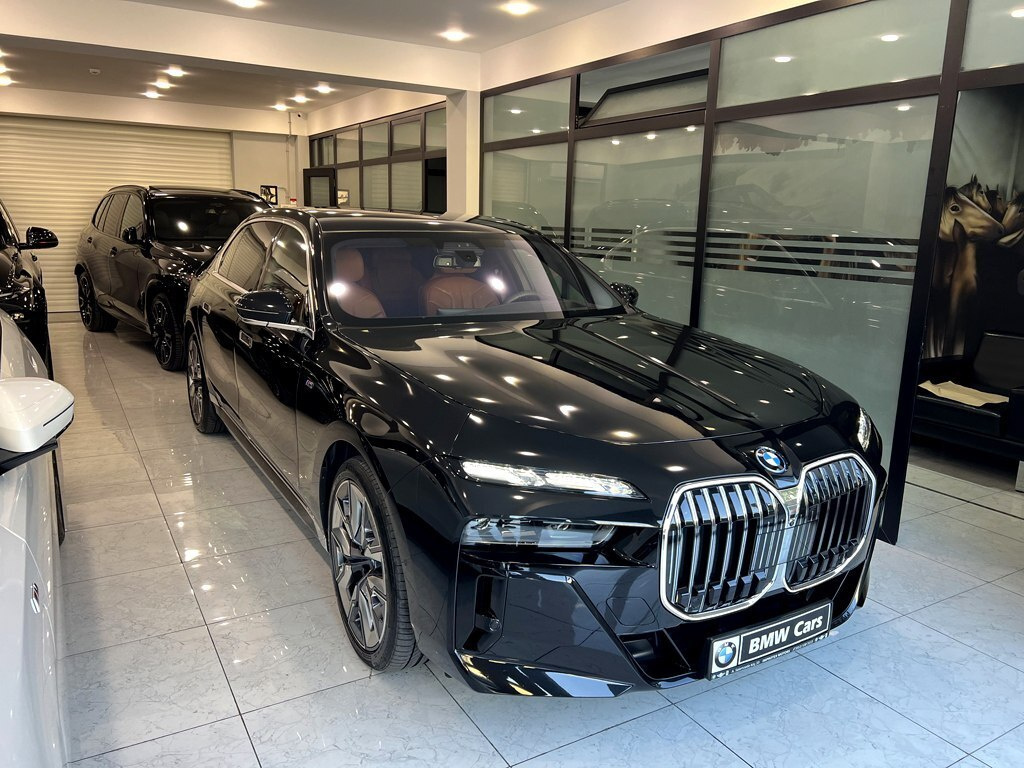 2024 BMW 750e, 3.0L, 32000km - Image 4