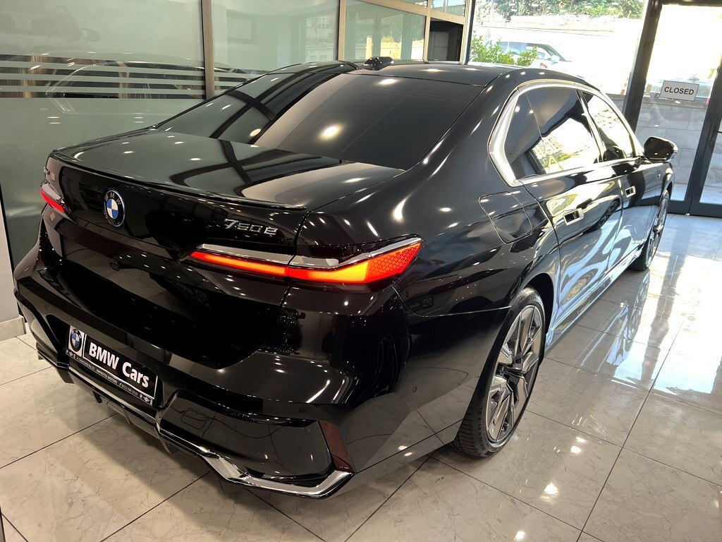 2024 BMW 750e, 3.0L, 32000km - Image 5