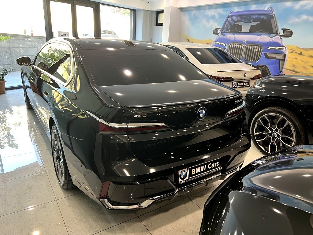 2024 BMW 750e, 3.0L, 32000km - Image 6