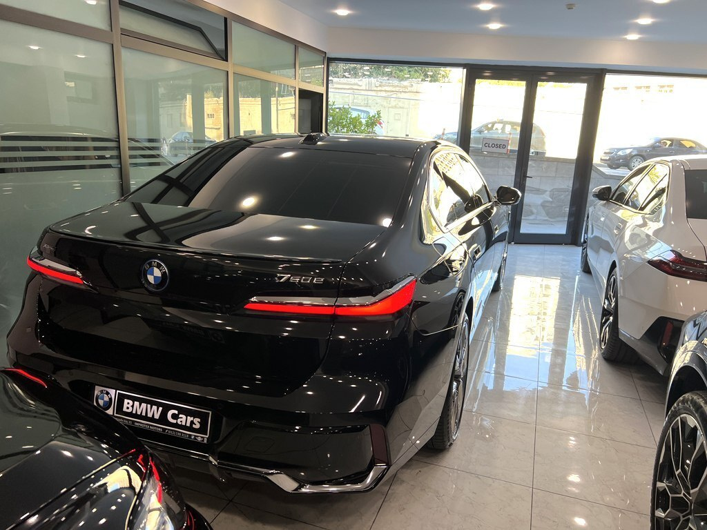 2024 BMW 750e, 3.0L, 32000km - Image 7