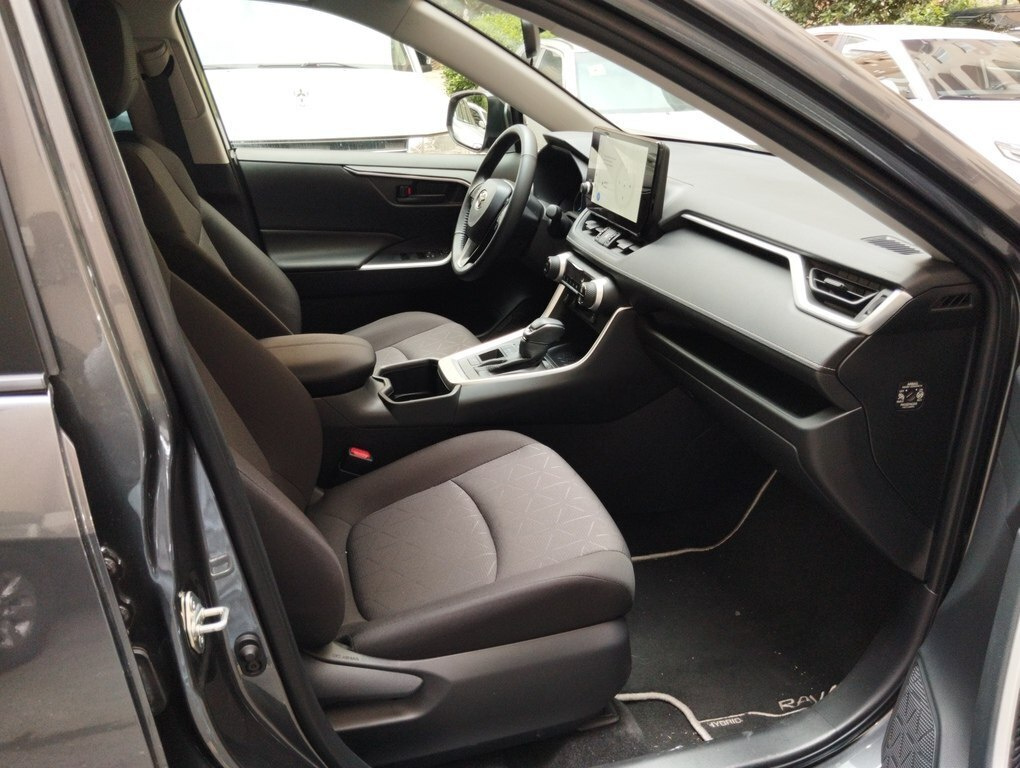 2025 Toyota RAV4, 2.5L, 10000km - Image 7