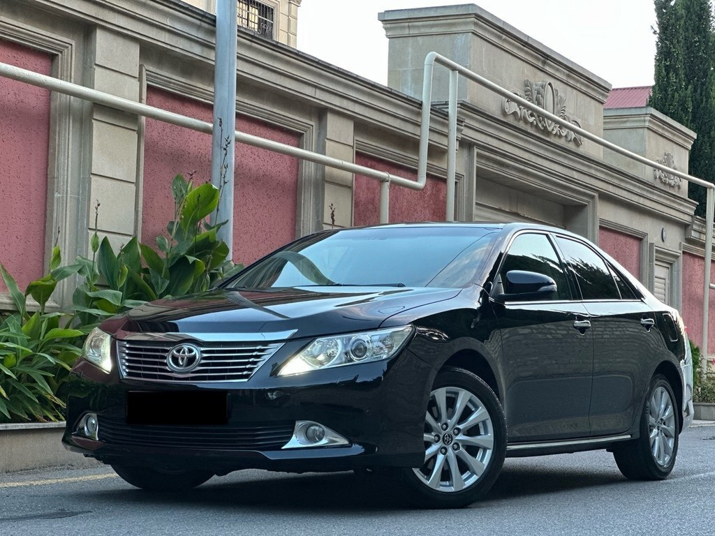 2014 Toyota Camry, 2.5L, 140000km - Image 1