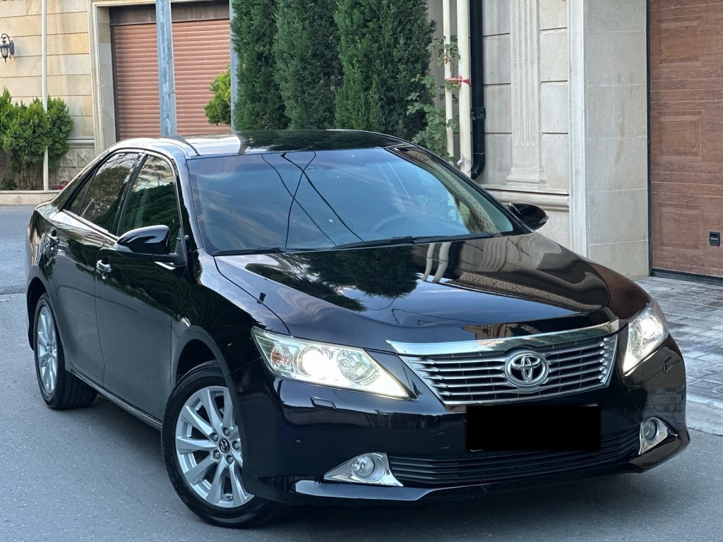 2014 Toyota Camry, 2.5L, 140000km - Image 2