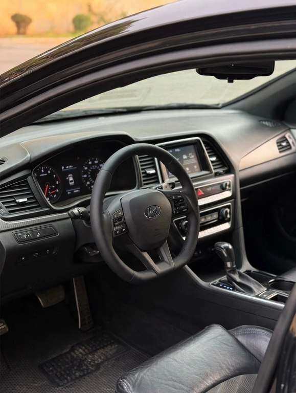 2017 Hyundai Sonata, 2.0L, 176000km - Image 2