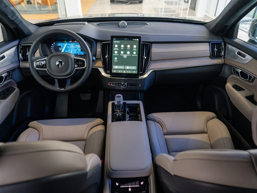 2026 Volvo XC90, 2.0L, 0km - Image 2