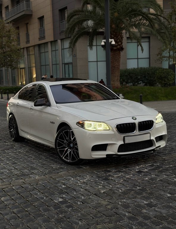 2016 BMW 528, 2.0L, 130000km - Image 2