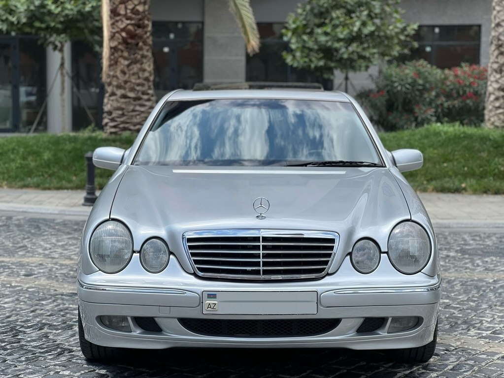 2000 Mercedes E 220, 2.2L, 304861km - Image 1
