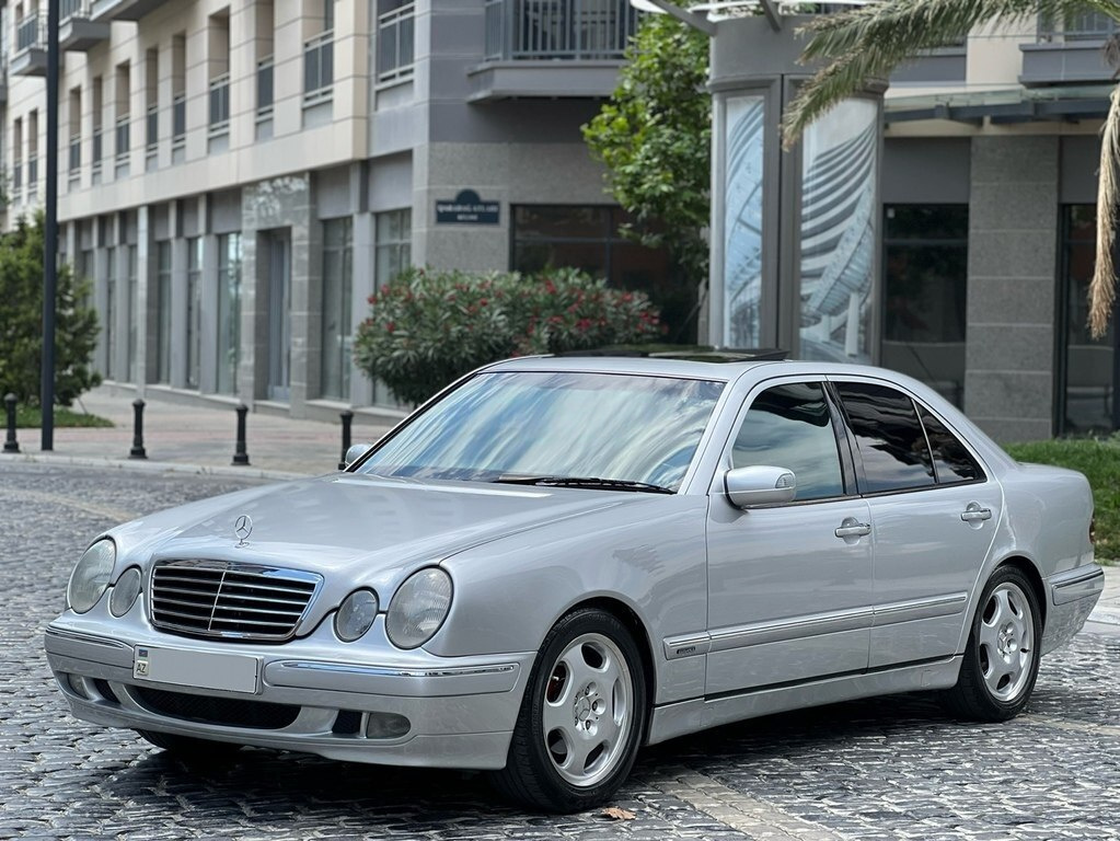 2000 Mercedes E 220, 2.2L, 304861km - Image 2